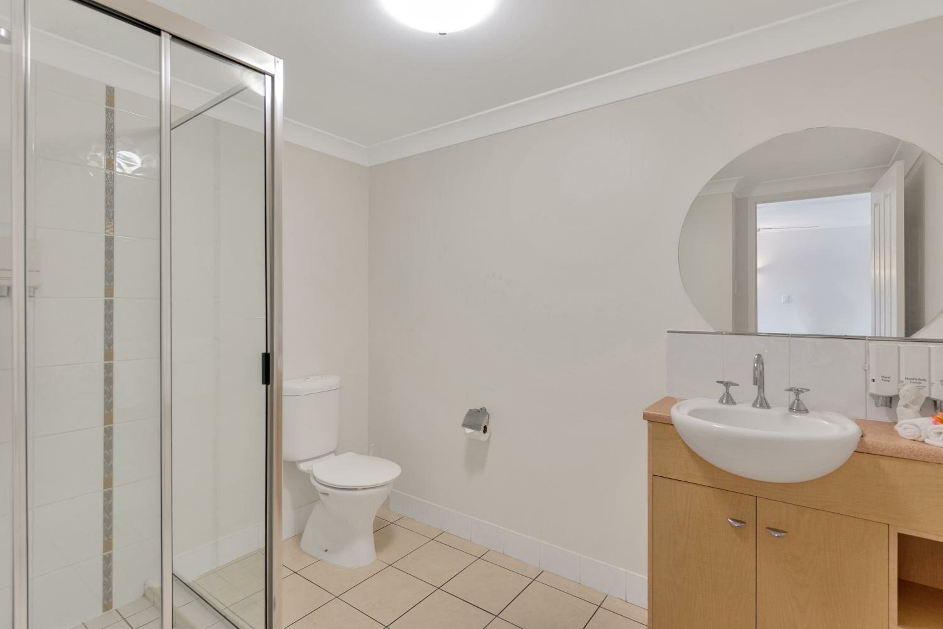 Фото Bay Village Tropical Retreat & Apartments