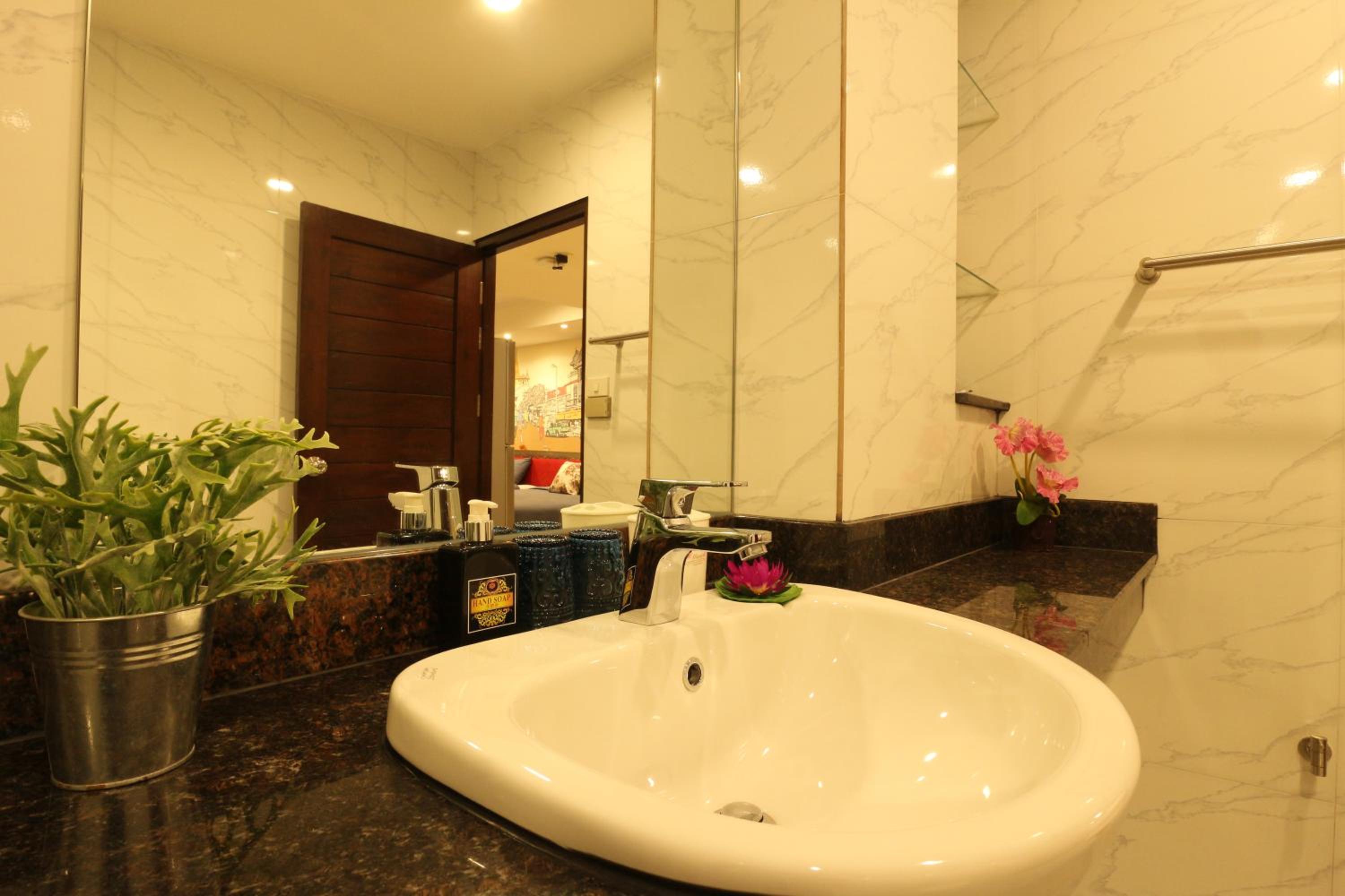 Фото Serena Sathorn Suites