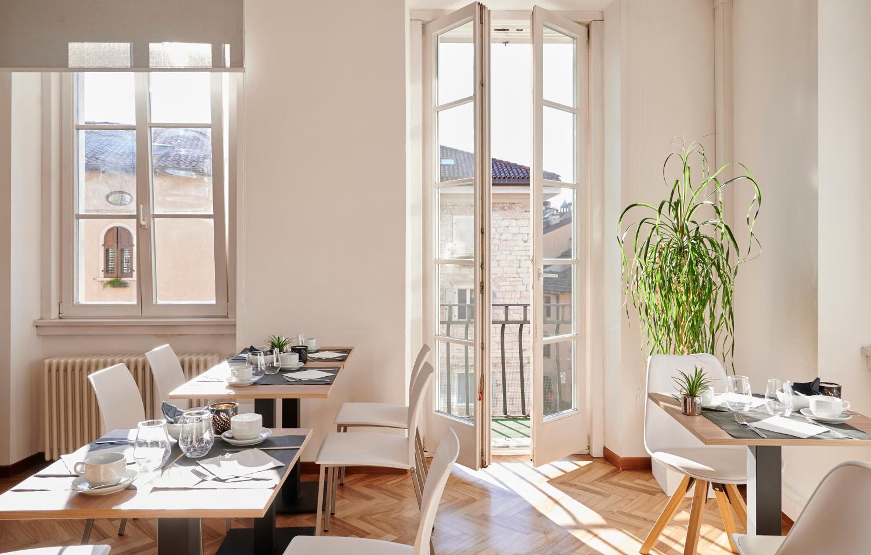 Фото Lainez Rooms & Suites