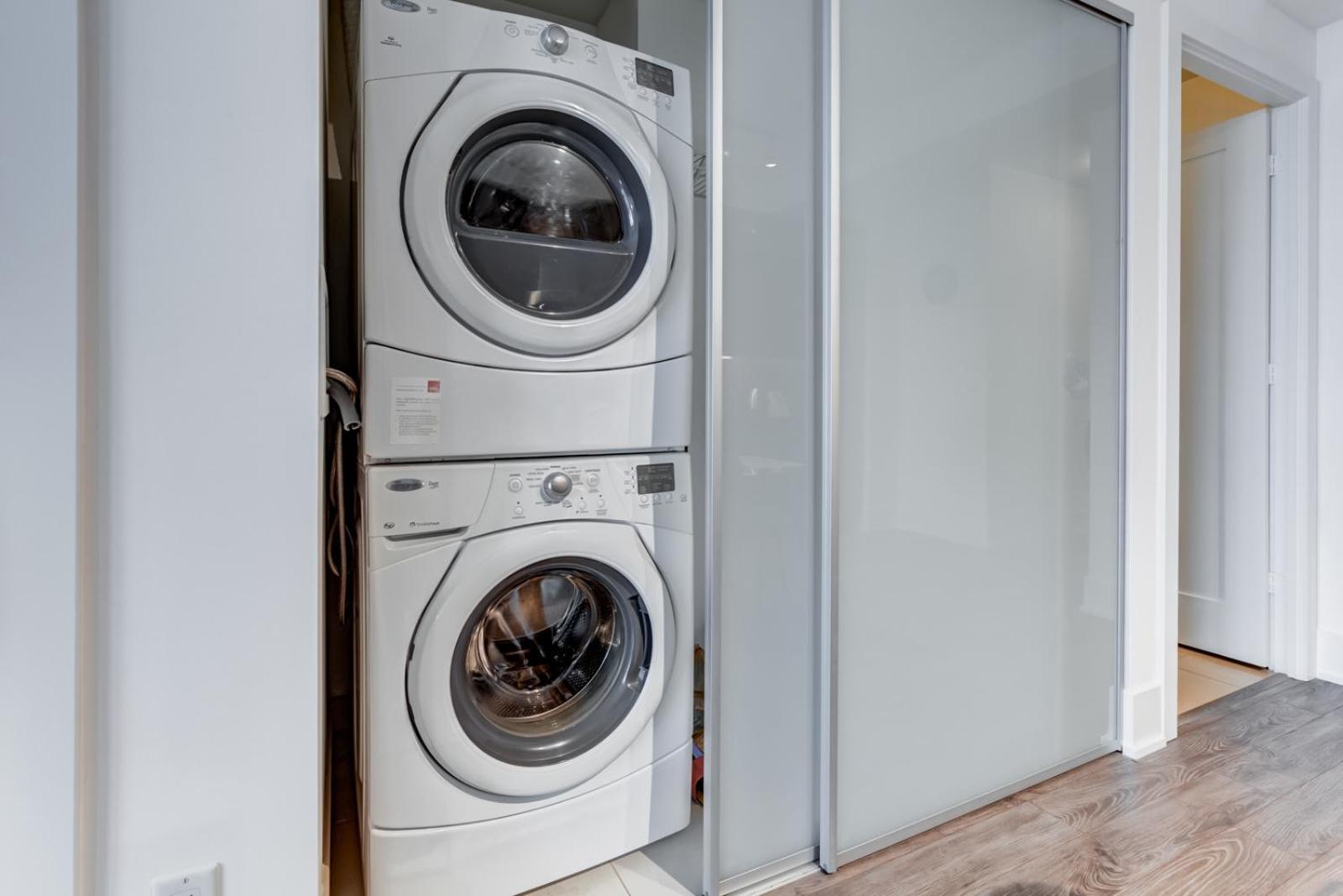 Фото E. S. i Furnished Suites at the Acc