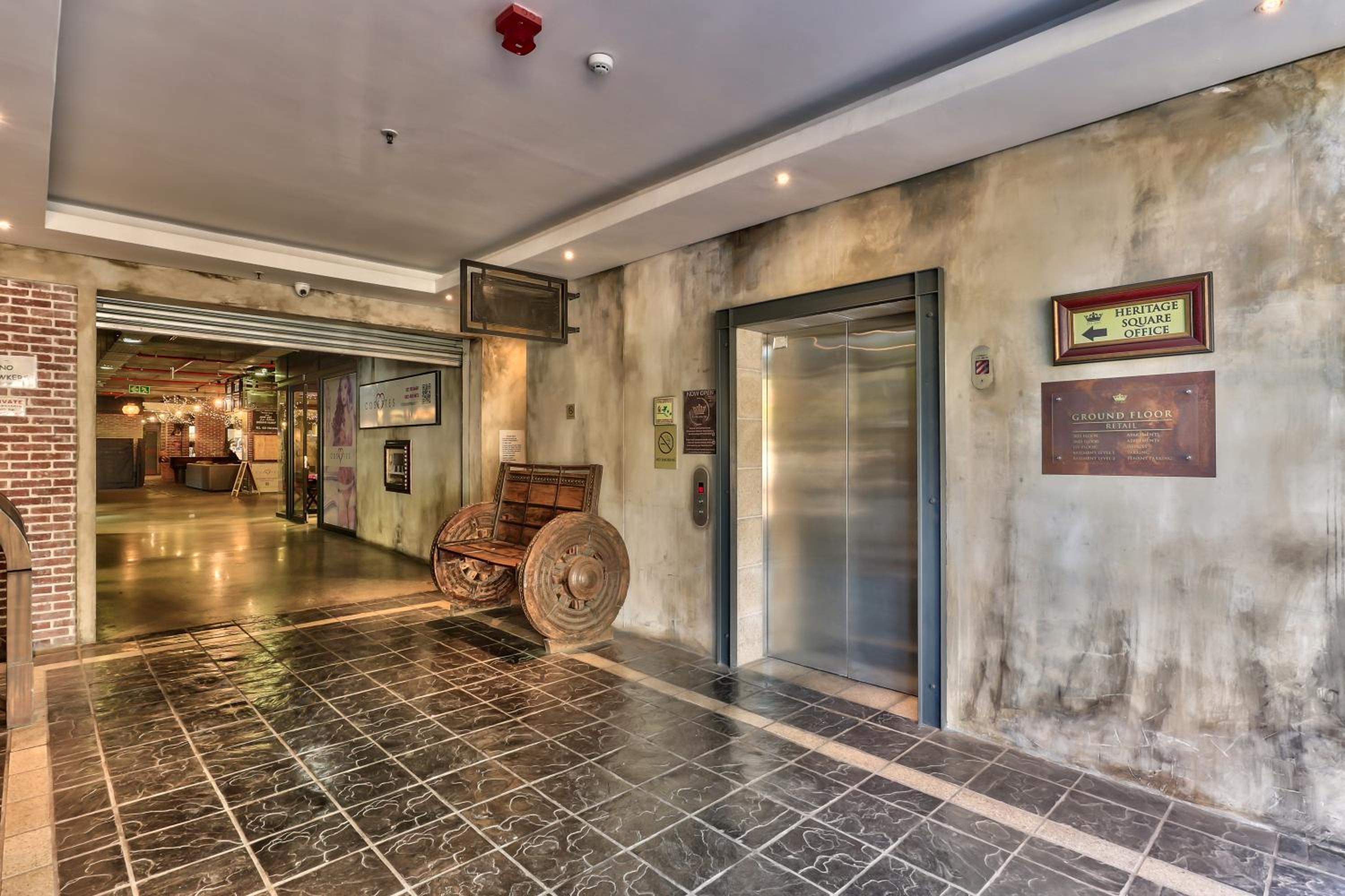 Фото Heritage Square Apartments