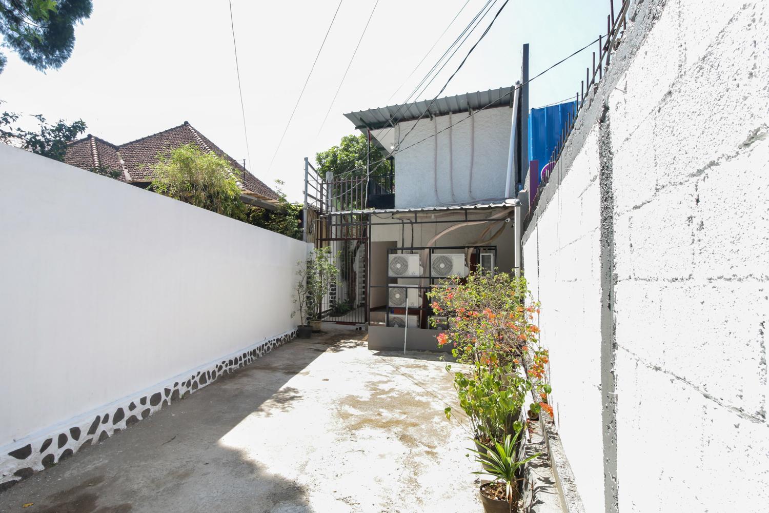 Фото RedDoorz near Riau Junction Mall 2