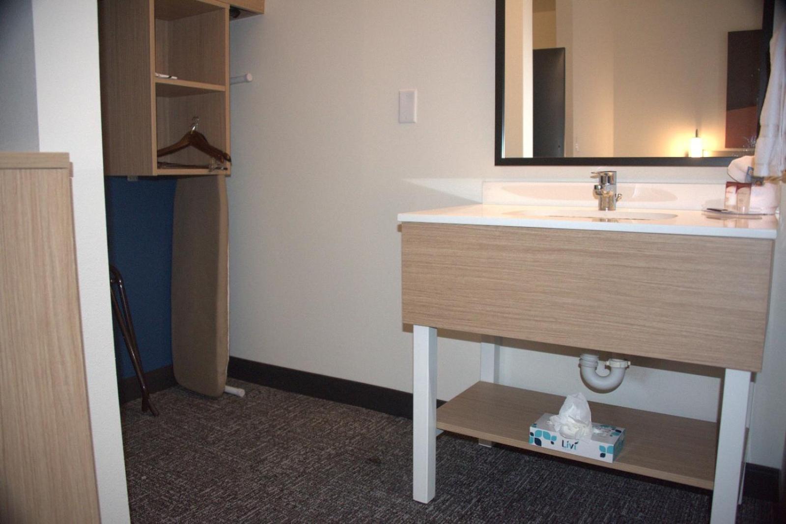 Фото Ashmore Inn & Suites