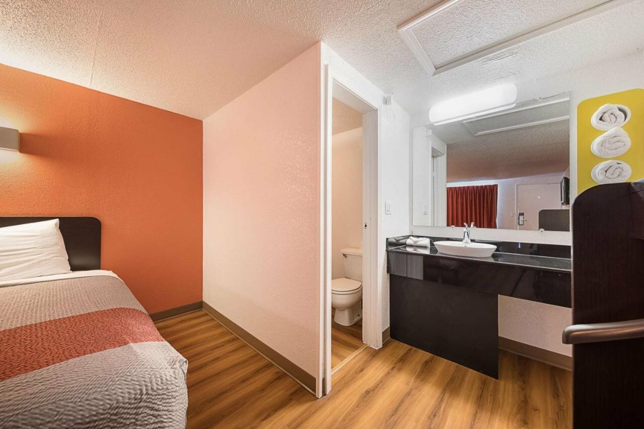 Фото Motel 6 Hamburg, Ny