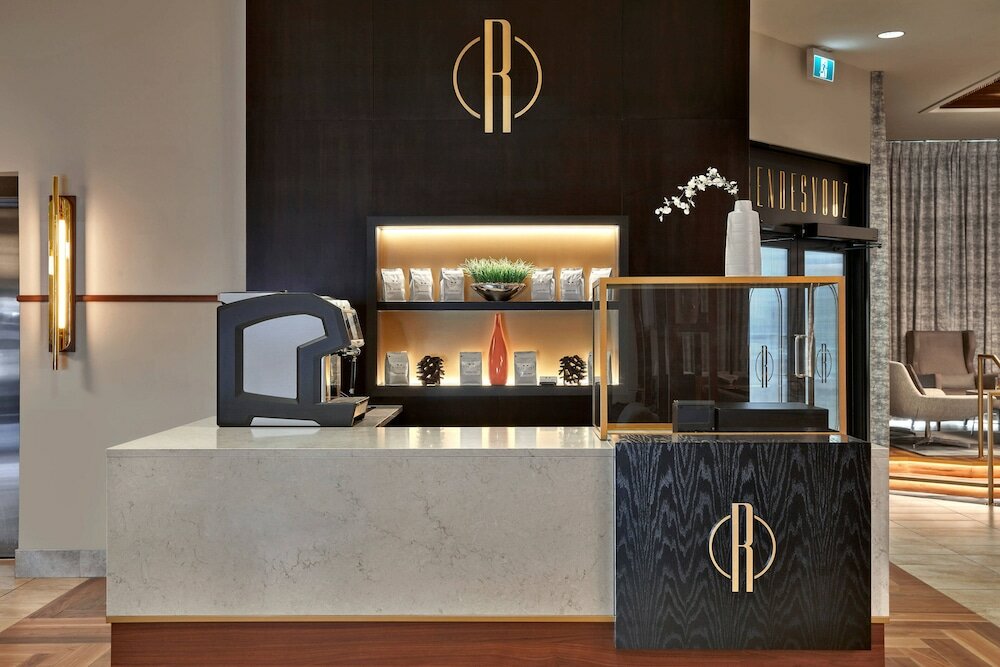 Фото Courtyard by Marriott Calgary South