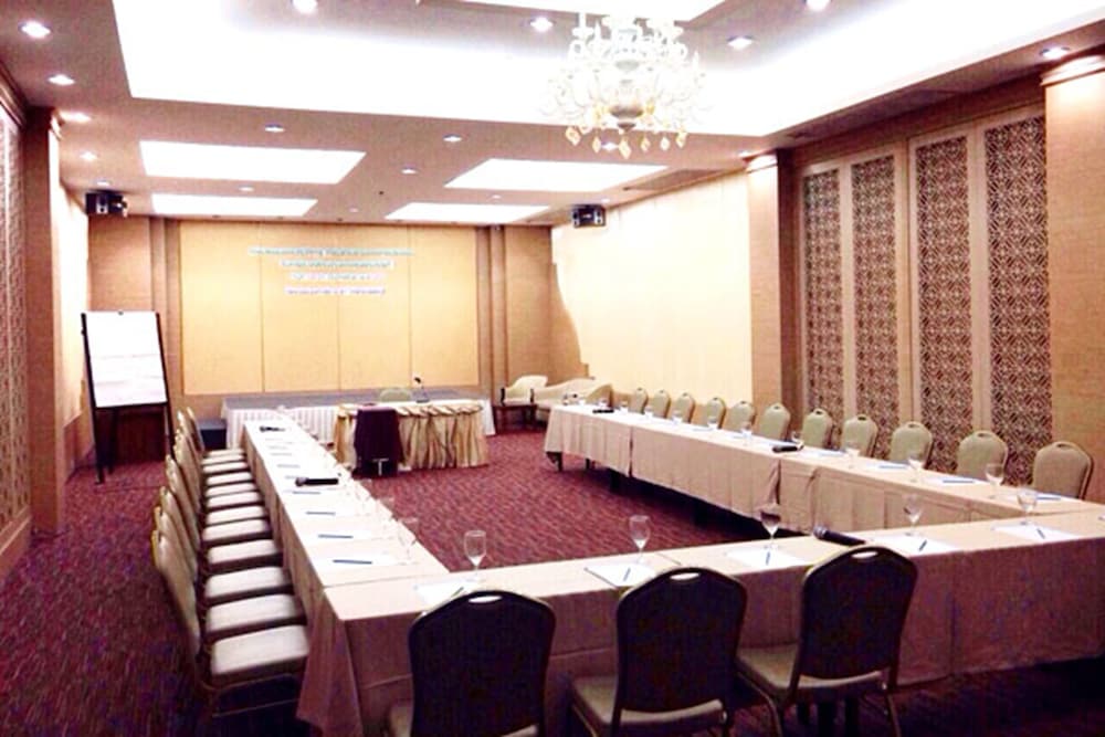 Фото The Cha-am Methavalai Hotel