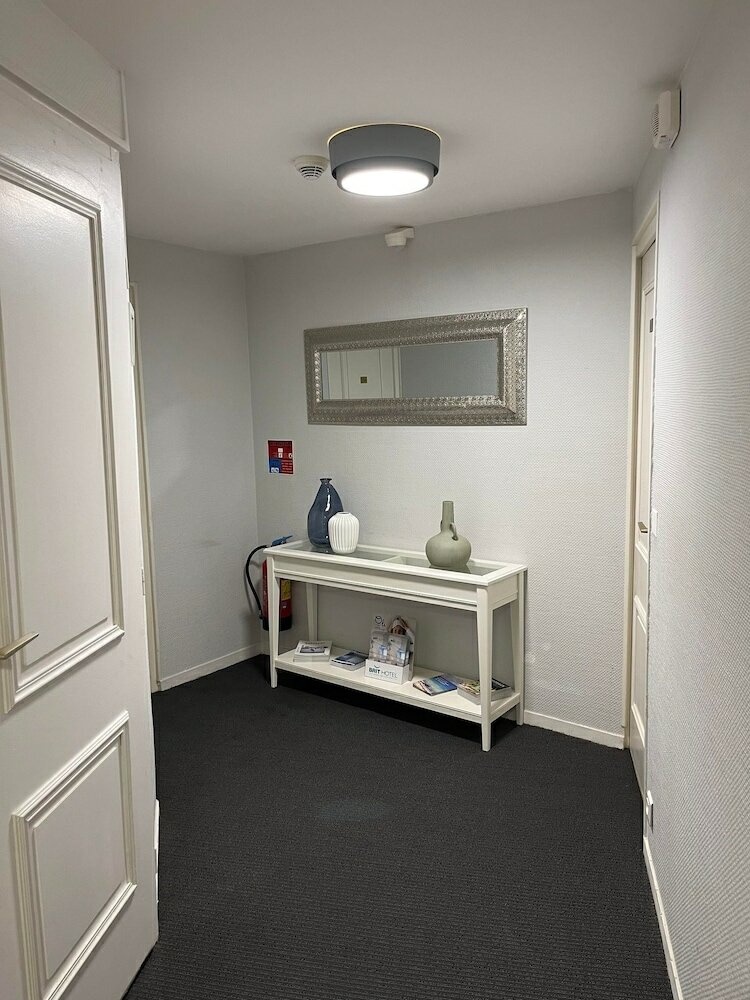 Фото Brit Hotel Des Grands Hommes Bordeaux Centre