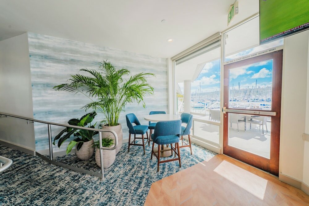 Фото Bay Club Hotel & Marina