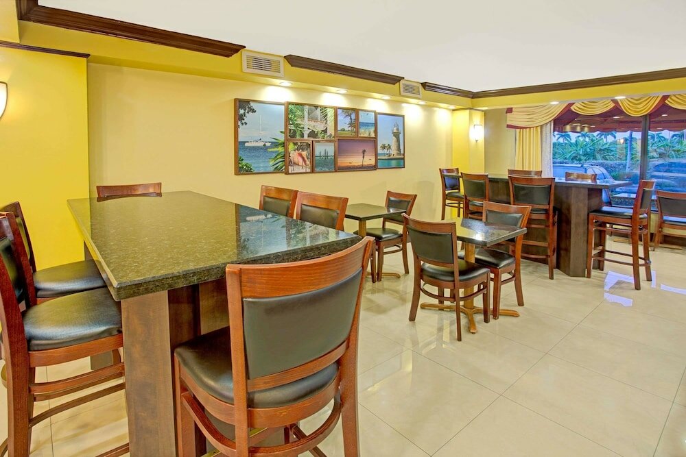 Фото Days Inn by Wyndham Florida City