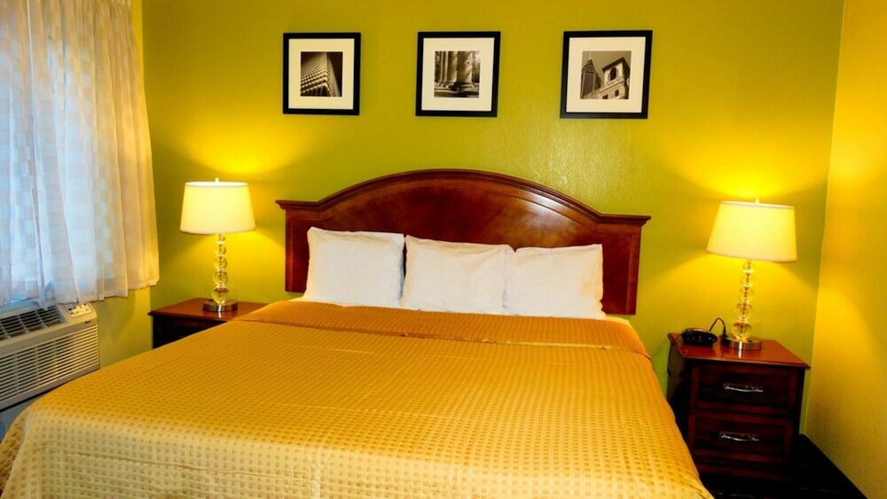 Фото Travelodge by Wyndham Savannah Midtown