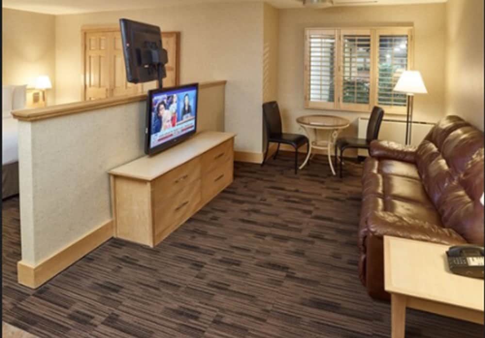 Фото LivINN Hotel Minneapolis North Fridley