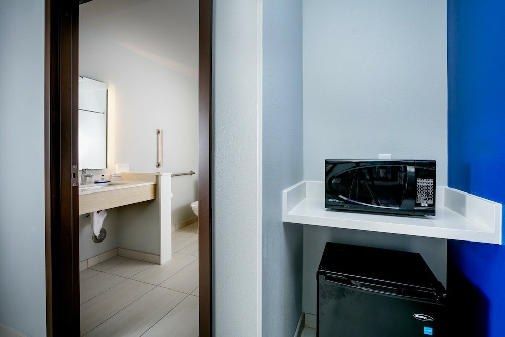 Фото Holiday Inn Express & Suites Bend South, an Ihg Hotel