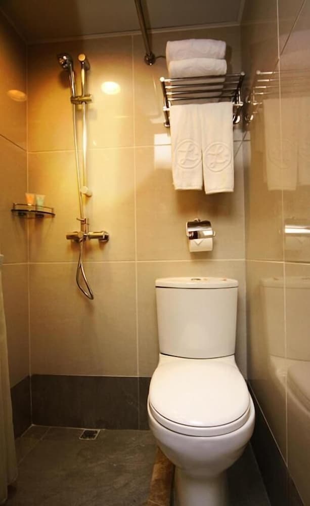 Фото Lander Hotel Prince Edward