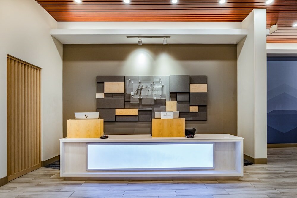 Фото Holiday Inn Express & Suites Lincoln Downtown