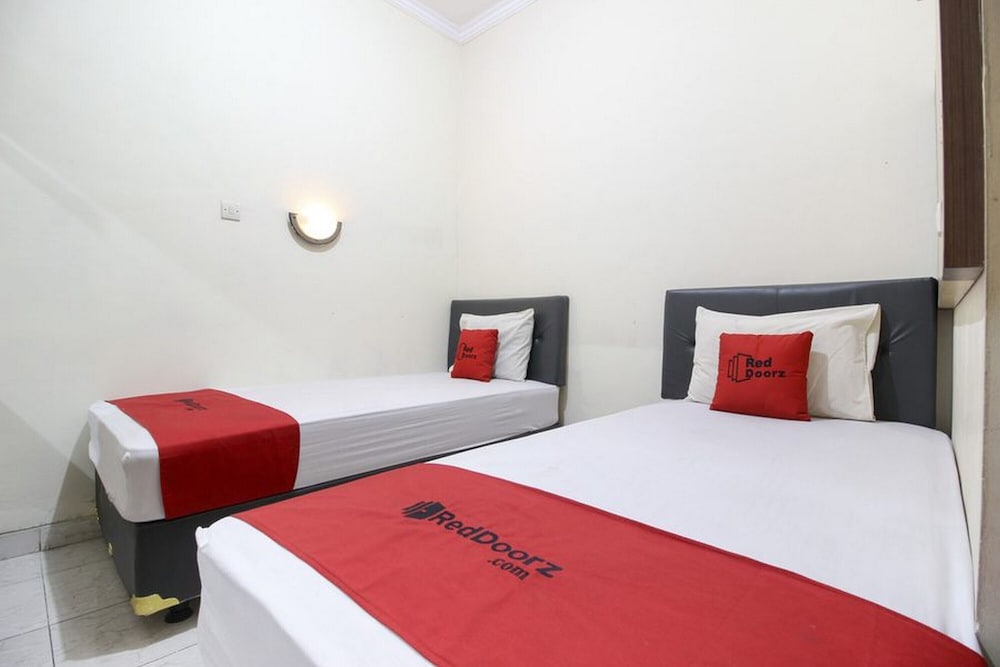 Фото RedDoorz Plus near Stadion Mandala Krida