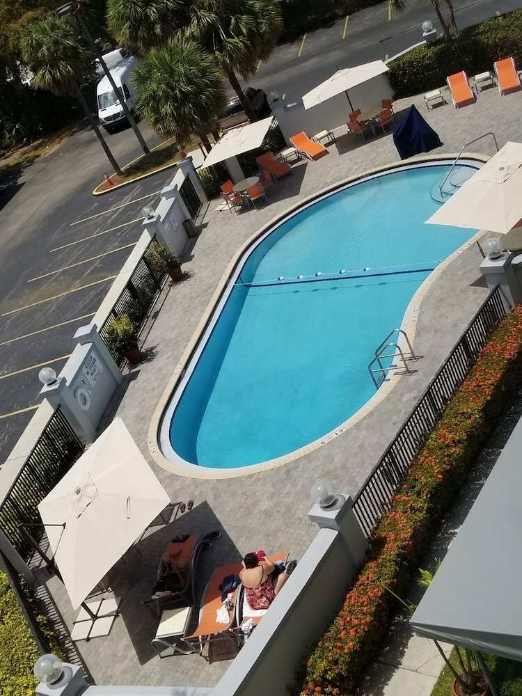 Фото Holiday Inn Express & Suites Miami - Hialeah, an Ihg Hotel