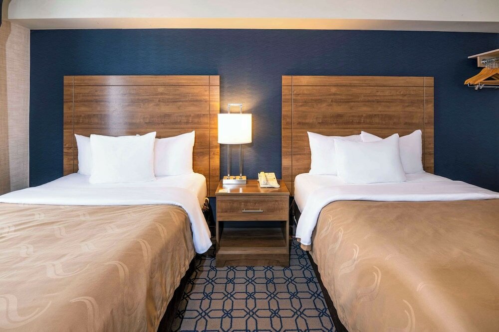 Фото Quality Suites Whitby