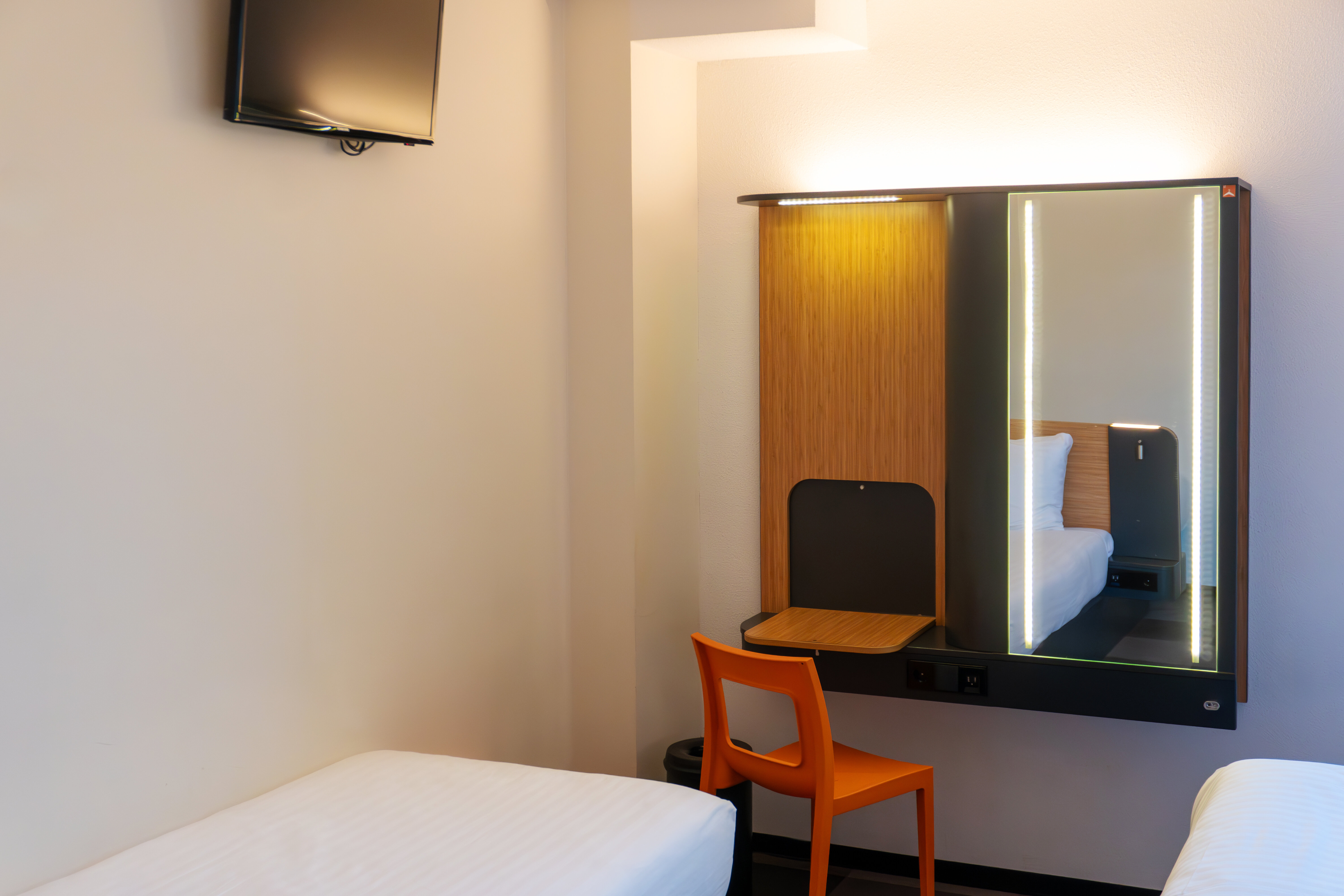 Фото EasyHotel Amsterdam Arena Boulevard