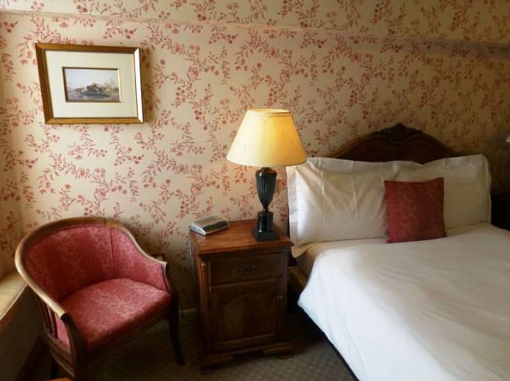 Фото The Bear Hotel