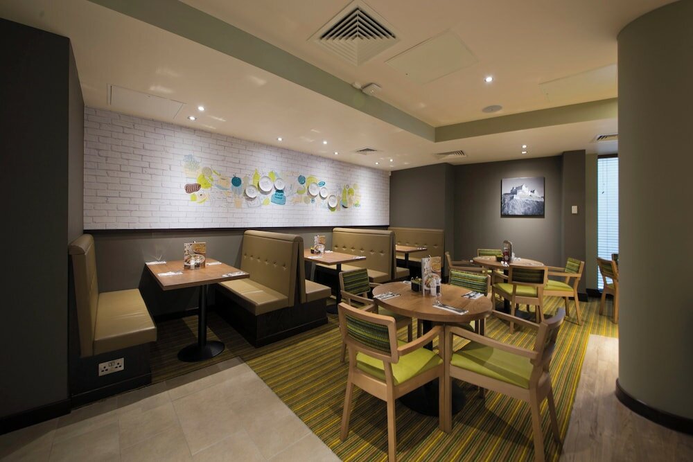 Фото Premier Inn Edinburgh City Centre Royal Mile