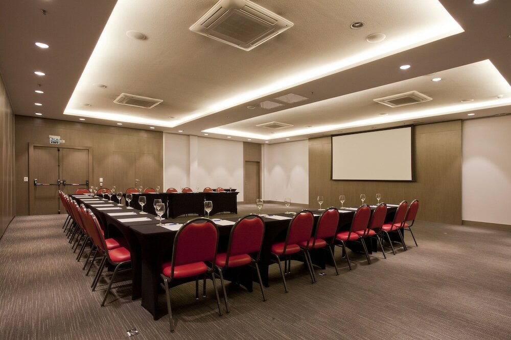 Фото Nh Curitiba The Five