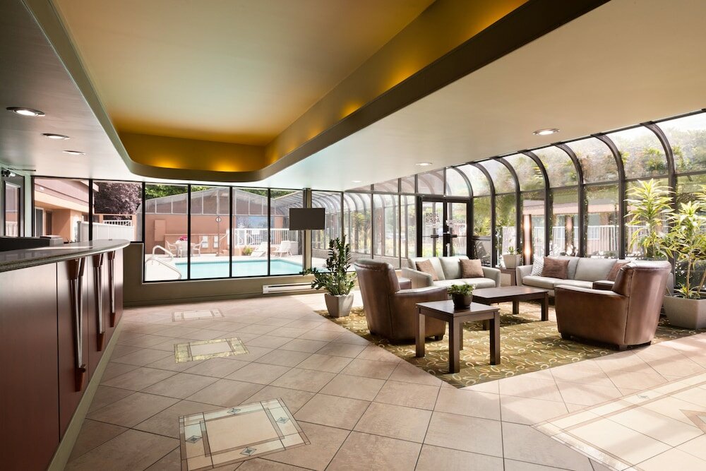 Фото Days Inn by Wyndham Victoria On The Harbour