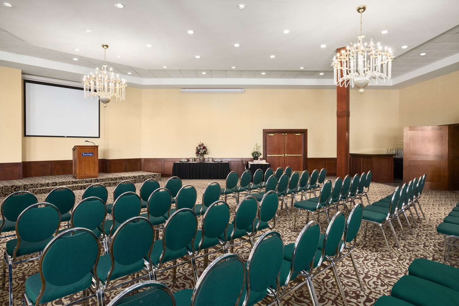 Фото Travelodge by Wyndham Strathmore