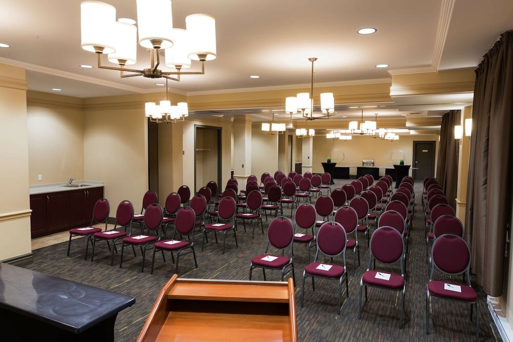 Фото Radisson Hotel & Suites Fort McMurray