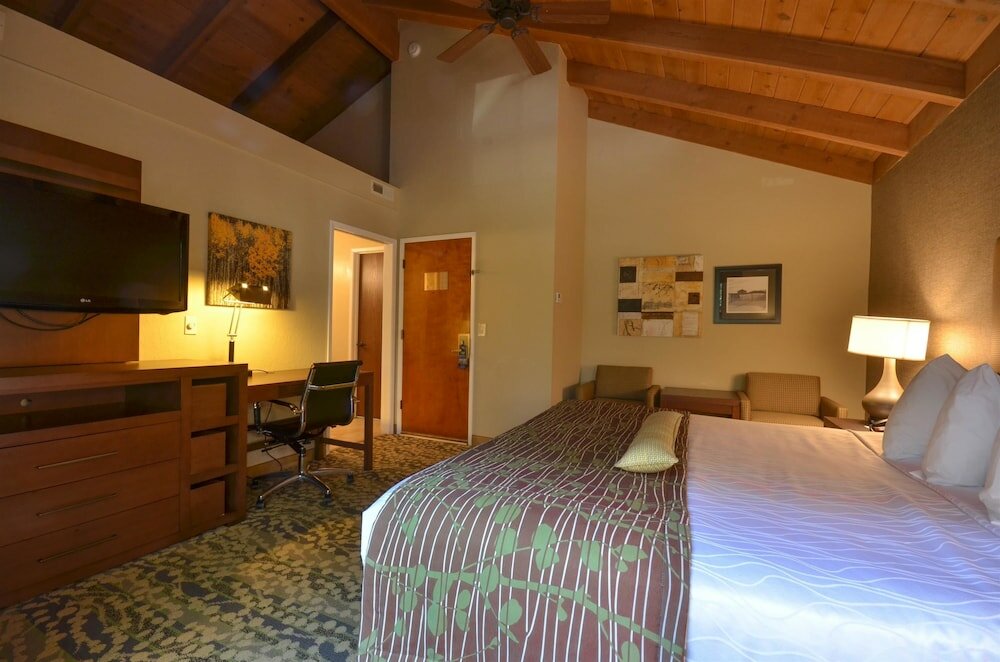 Фото Best Western The Inn & Suites Pacific Grove