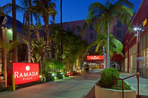 Внешний вид отеля Ramada Plaza by Wyndham West Hollywood Hotel & Suites в Уэст-Голливуде, фото 1