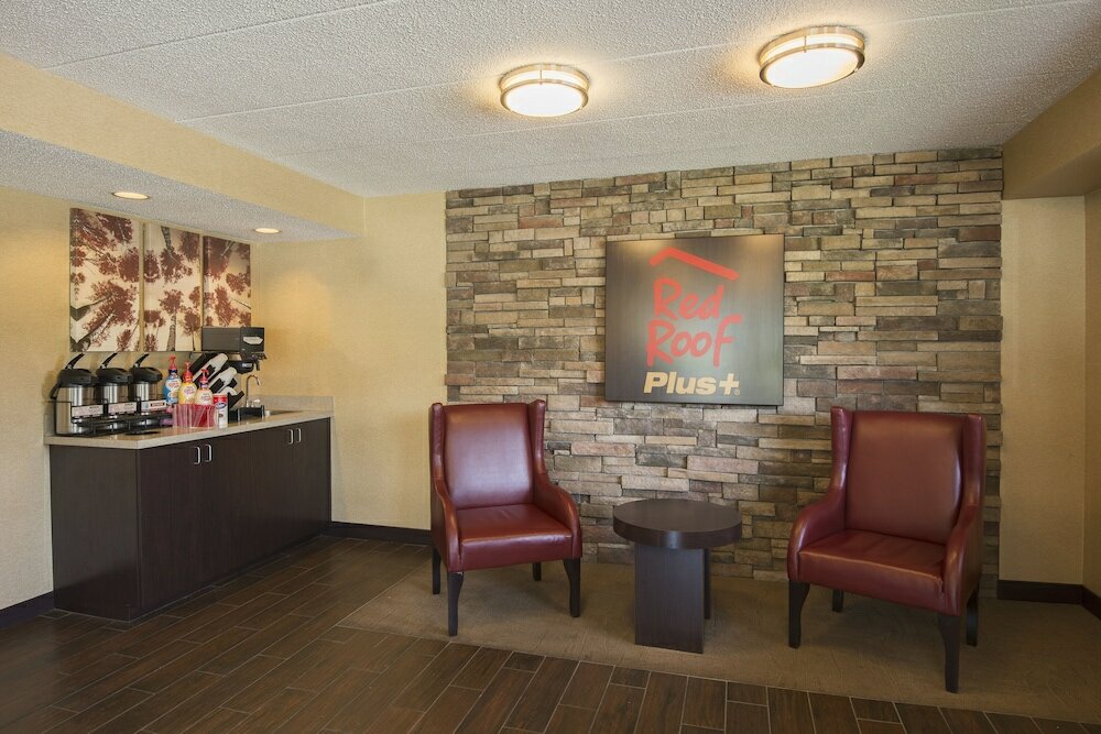 Фото Red Roof Inn Plus+ Chicago - Willowbrook