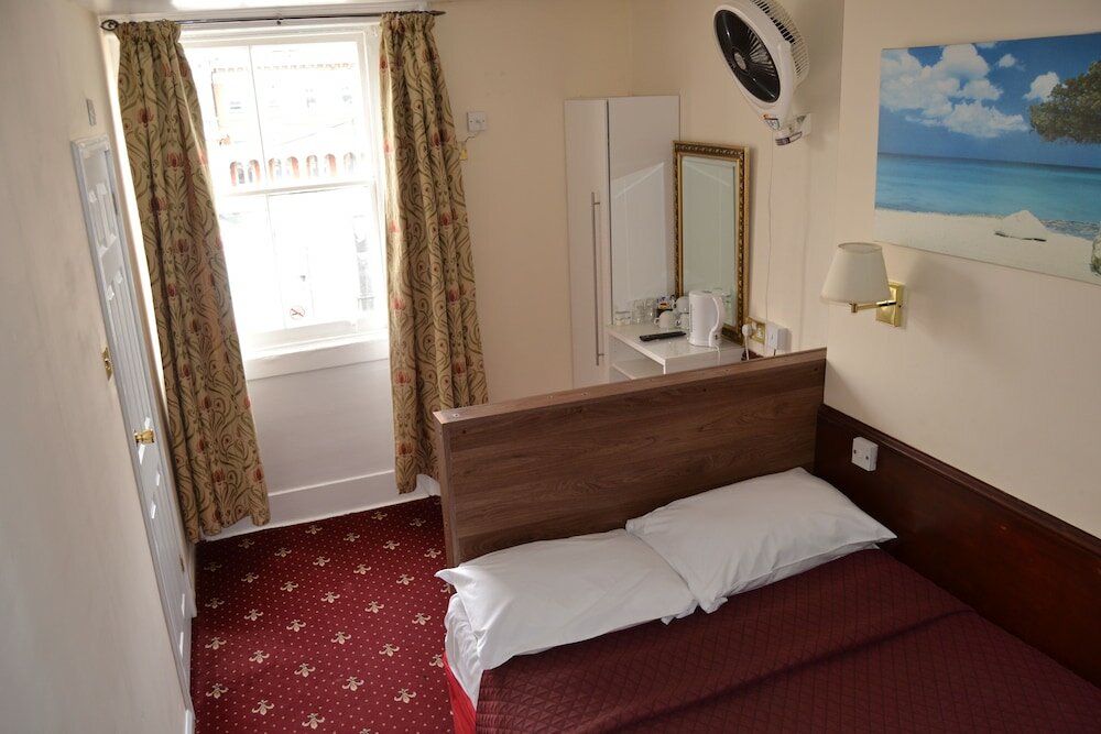 Фото Hyde Park Court Hotel