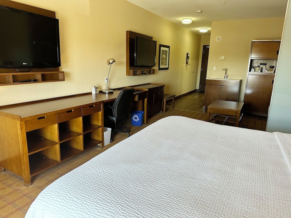 Фото Four Points by Sheraton Edmonton Gateway