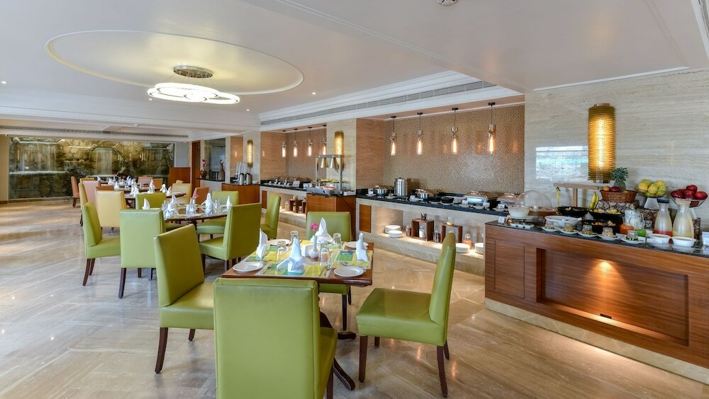 Фото Lemon Tree Premier The Atrium, Ahmedabad