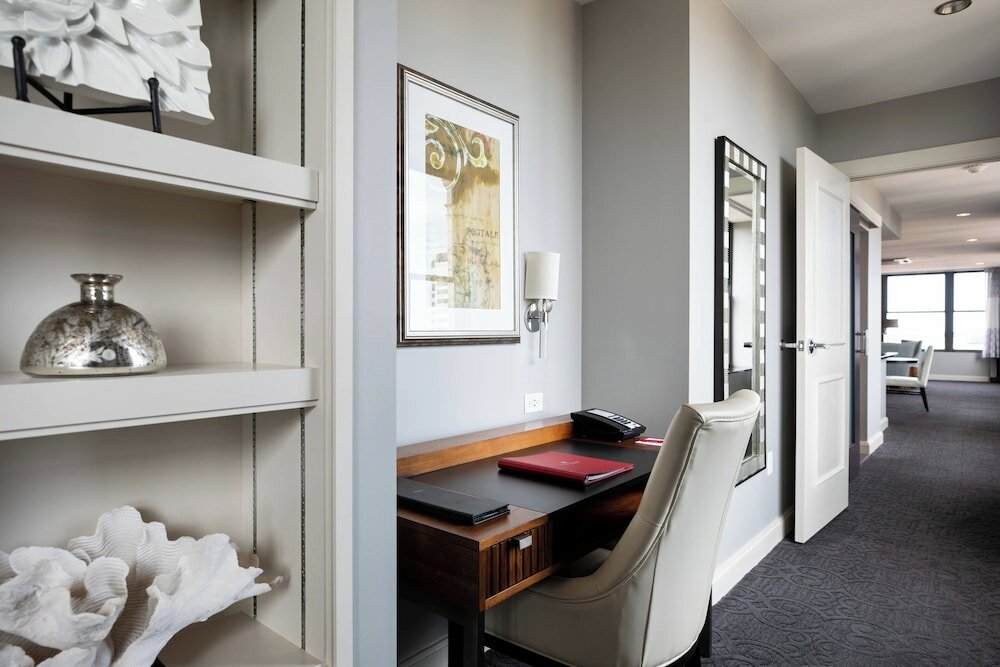 Фото Ambassador Hotel Wichita, Autograph Collection