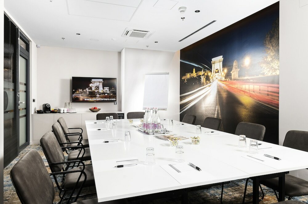 Фото Three Corners Downtown Hotel