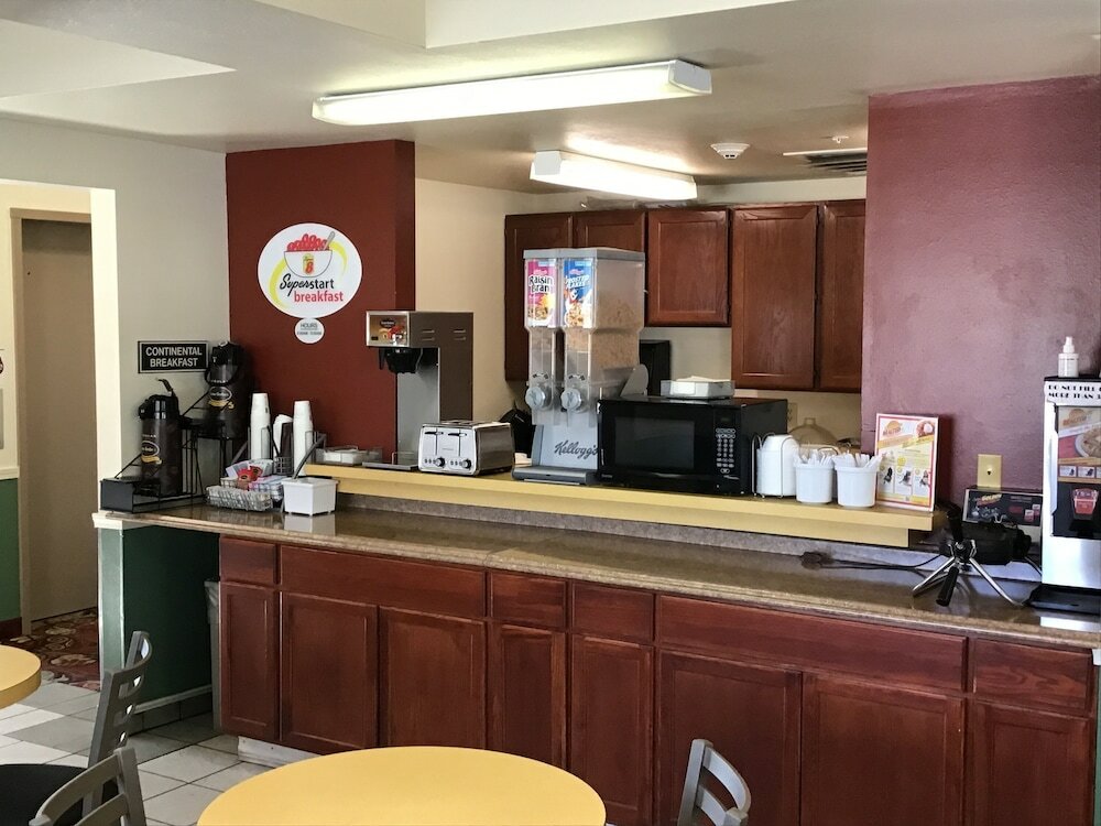 Фото Super 8 by Wyndham Salmon