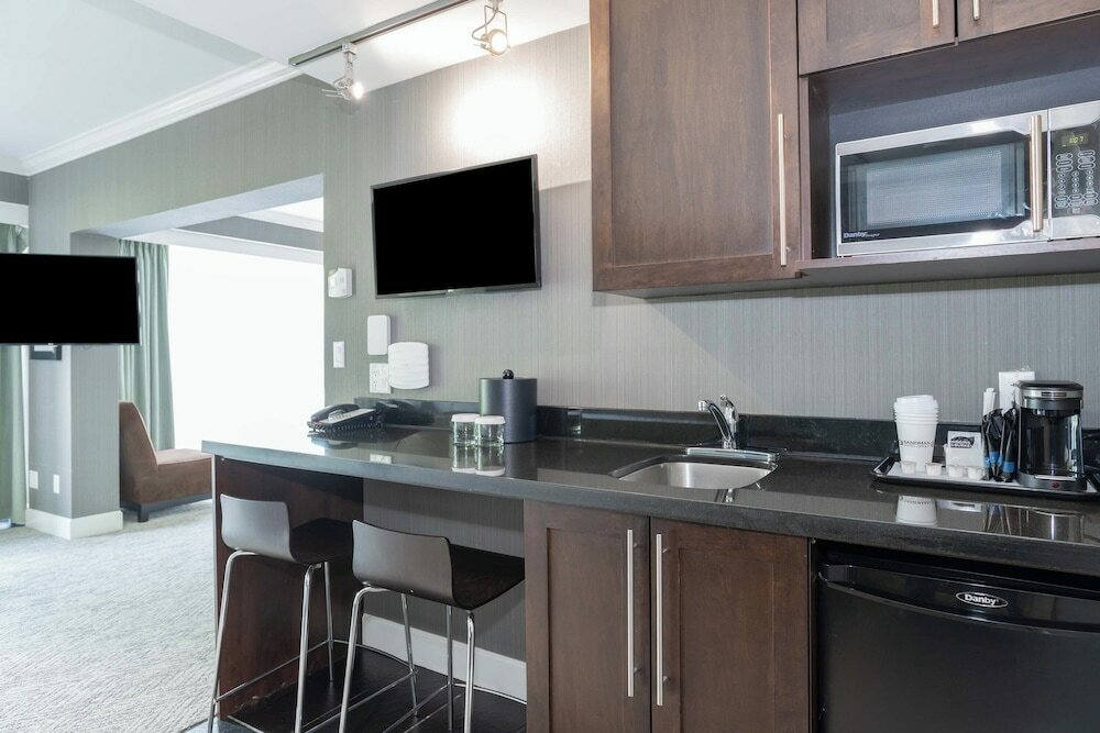 Фото Sandman Signature Vancouver Airport Hotel & Resort