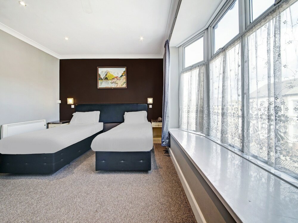 Фото Oyo Bostons Manor Hotel