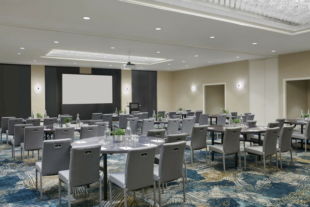 Фото Delta Hotels Calgary Airport In Terminal