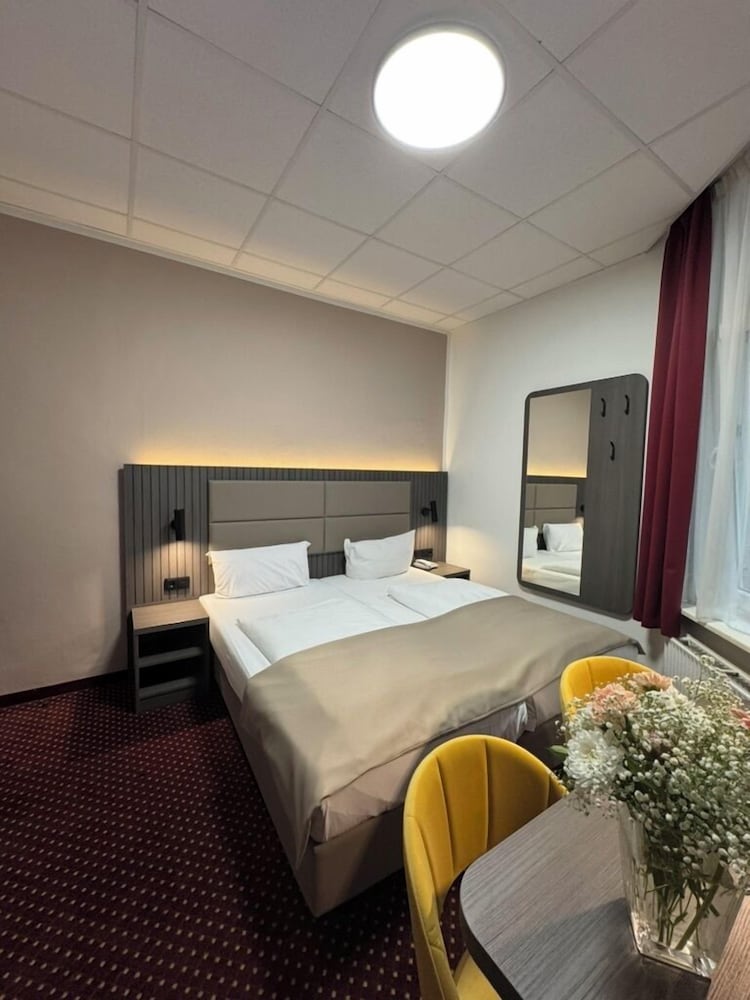 Фото Hotel Lumen am Hauptbahnhof