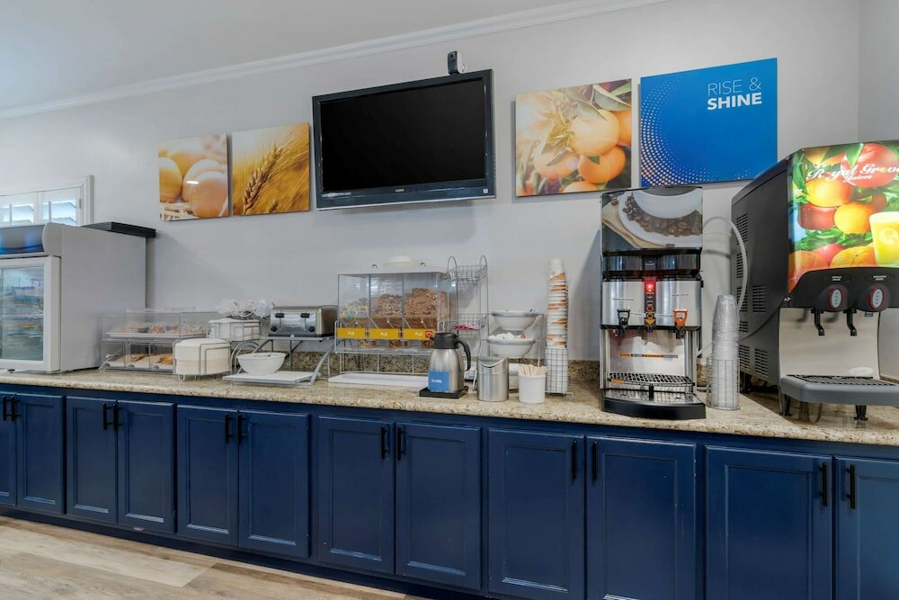 Фото Comfort Inn Carmel by The Sea