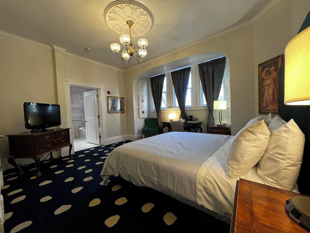 Фото The Sterling Hotel