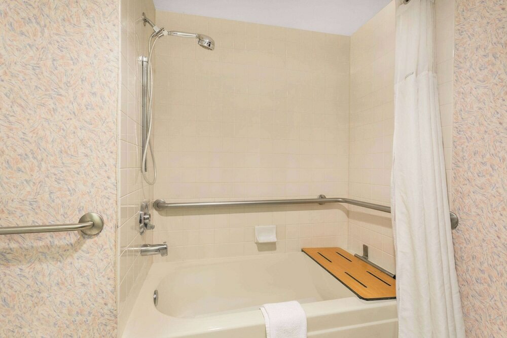 Фото Ramada by Wyndham Kent Seattle Area