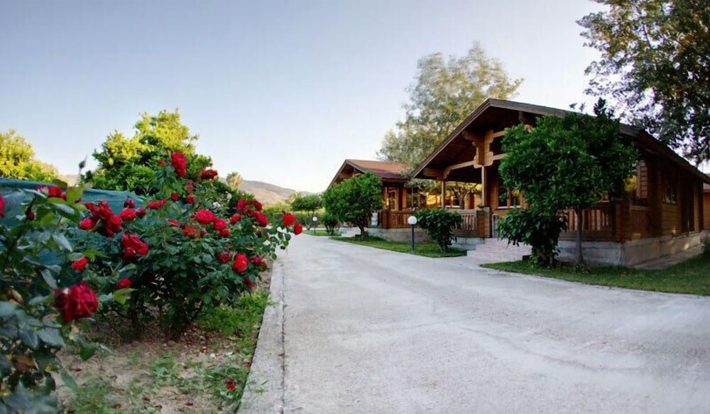 Фото Sandy's Studios Apartments & Log Villas