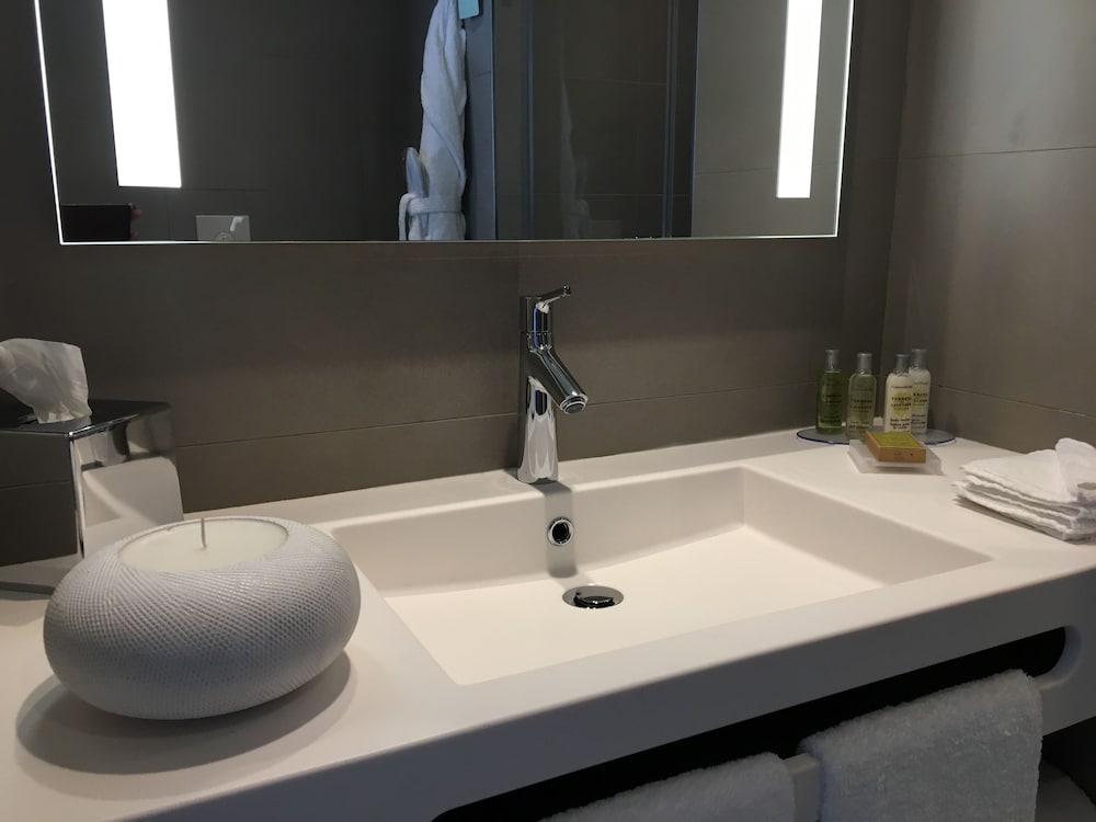 Фото Hilton Garden Inn Bordeaux Centre