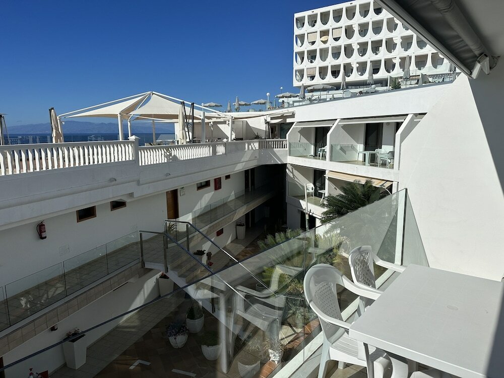 Фото Pearly Grey Ocean Club Apartments & Suites