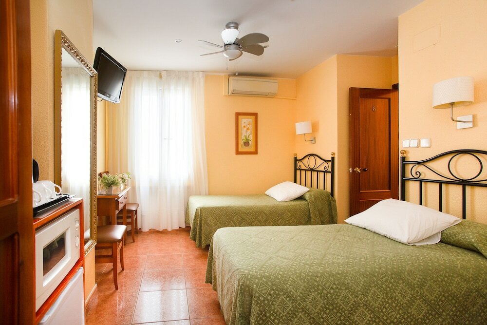 Фото Hostal Los Alpes