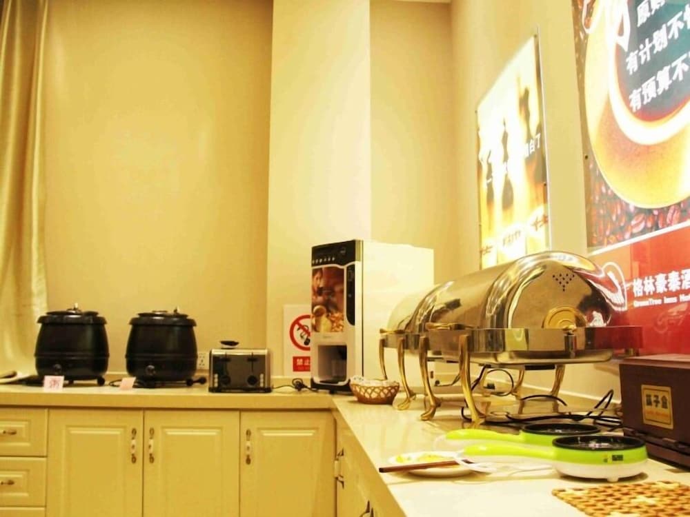 Фото GreenTree Inn Qingdao Development District Sdust Express Hotel