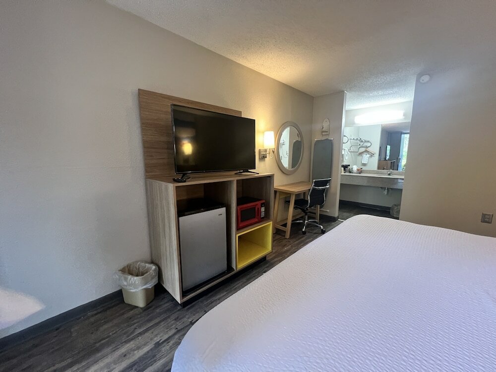 Фото Days Inn by Wyndham College Park Airport Best Road